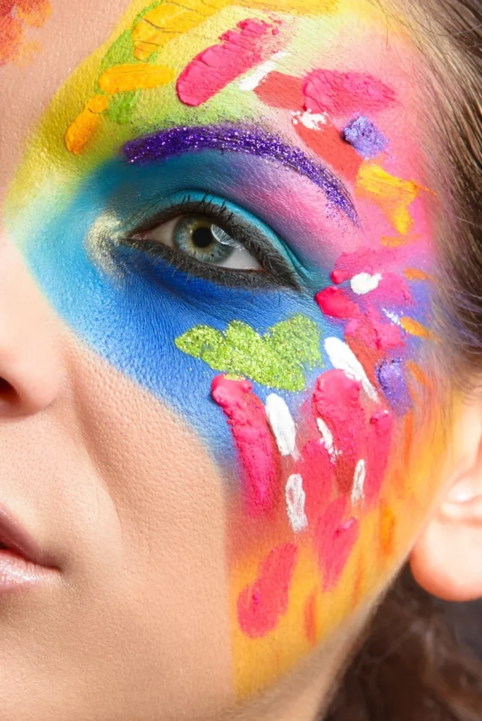 Gros plan beauté avec maquillage artistique multicolore autour de l’œil.