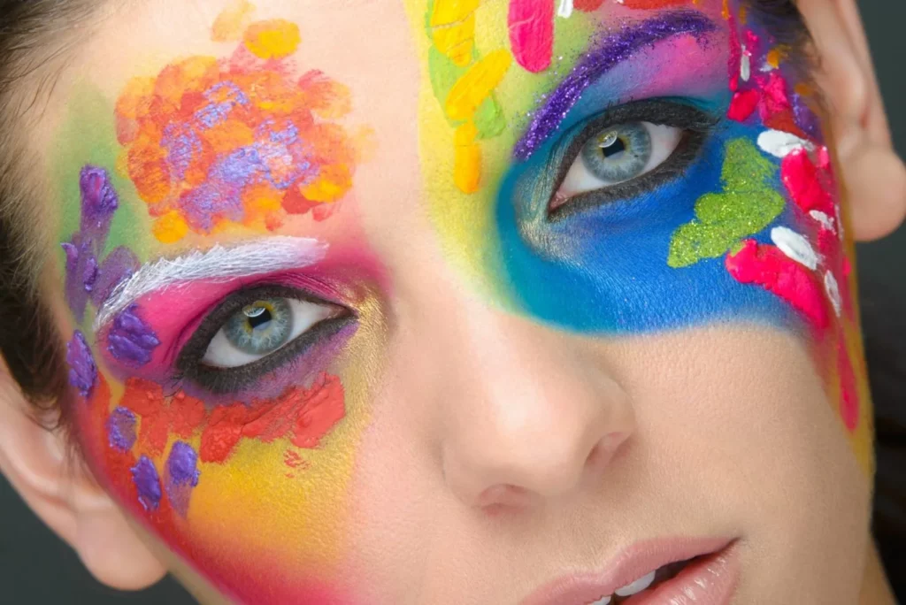 Portrait beauté très serré avec maquillage artistique multicolore sur le visage.